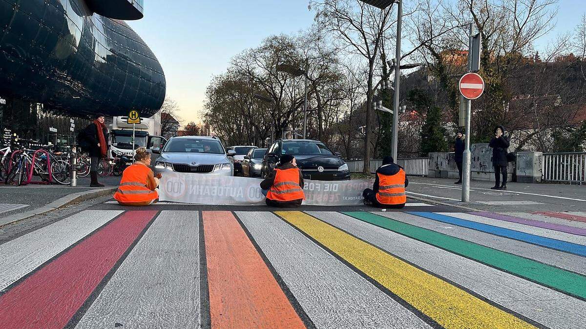 Klimaprotest vor dem Grazer Kunsthaus Montagmorgen