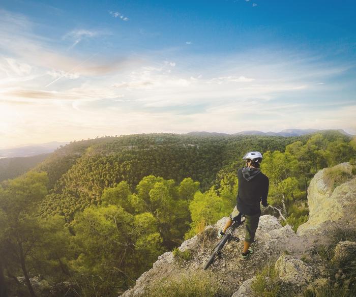 Für Mountainbike- und Rennradliebhaber gibt es einen 146 Kilometer langen Rundweg, der in vier Abschnitte unterteilt ist, und drei Strecken von rund 80 Kilometern Länge auf asphaltierten Straßen