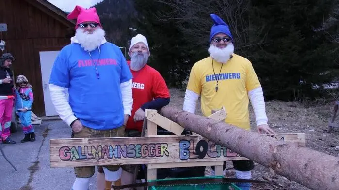 Einen alten Brauch zur Faschingszeit ließ der ESV Gallmannsegg, Gemeinde Kainach, mit Obmann Peter Moser und Stellvertreter Herwig Reinisch wieder aufleben: das Blochziehen.