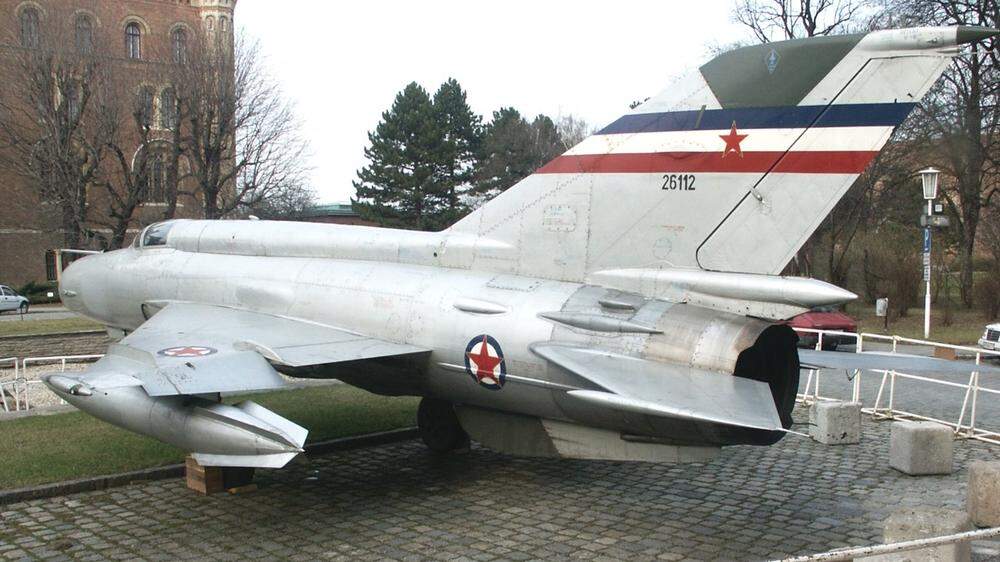Die MiG-21R vor dem Heeresgeschichtlichen Museum in Wien
