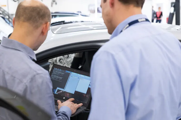 BMW-Entwicklungsvorstand Klaus Fröhlich sagte bei der Eröffnung auch mit Blick auf die Unfälle selbstfahrender Autos von Tesla und Uber in den USA: "Die Herausforderungen beim autonomen Fahren sind enorm." Aber es könne die Unfallzahlen senken, den Verkehrsfluss verbessern und neue Geschäftsmodelle auch für die Autobauer eröffnen.