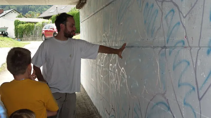 Der Wiener Künstler "Michael H" erklärten den Kindern die Kunst des Sprühens.