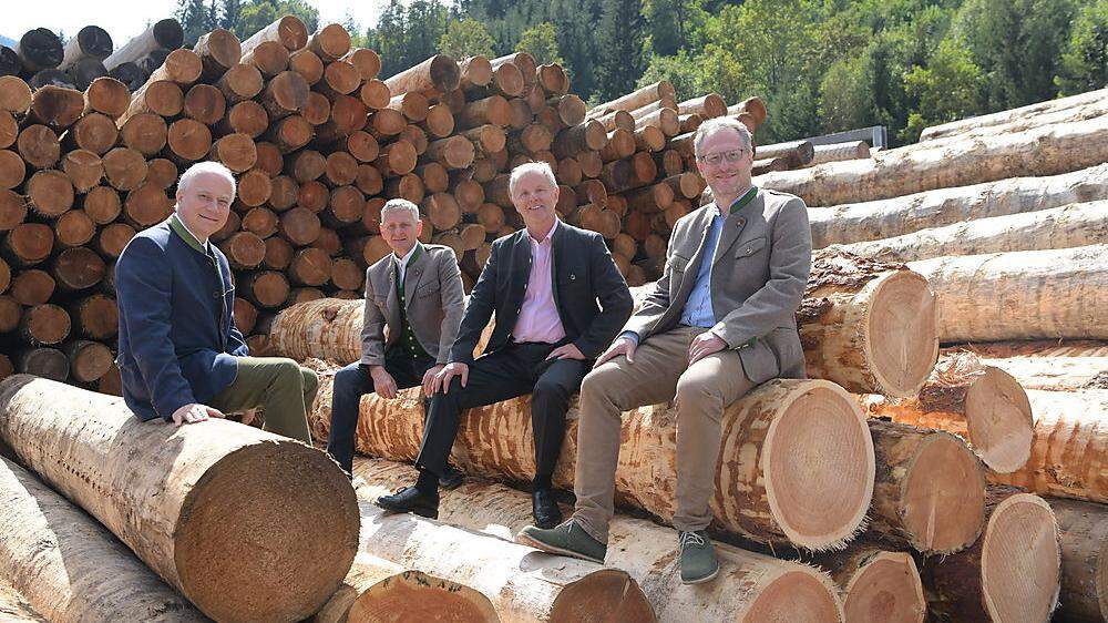 Millioneninvestition: der steirische Landesrat Johann Seitinger mit den Geschäftsführern Peter Kaml und Rudolf Huber sowie Baumeister Hans-Peter Zefferer (v. l.)