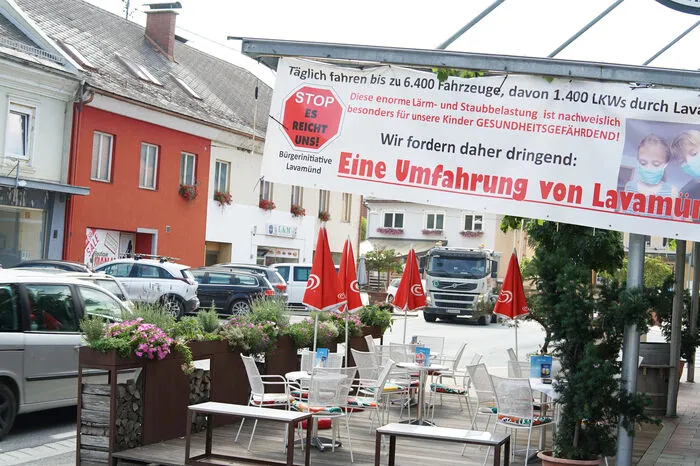 Der Bevölkerung reichts. Banner der Bürgerinitiative hängen seit einer Kundgebung von den Fassaden.