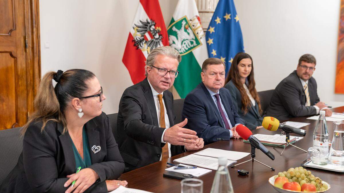 Kinder- und Jugendanwältin Denise Schiffrer-Barac, LH Christopher Drexler, LR Werner Amon, Andrea Pichler (Leiterin Pädagogischer Dienst Bildungsdirektion Steiermark), Martin Kremser (Abteilungsleiter Budget, Wirtschaft, Recht Bildungsdirektion Steiermark)