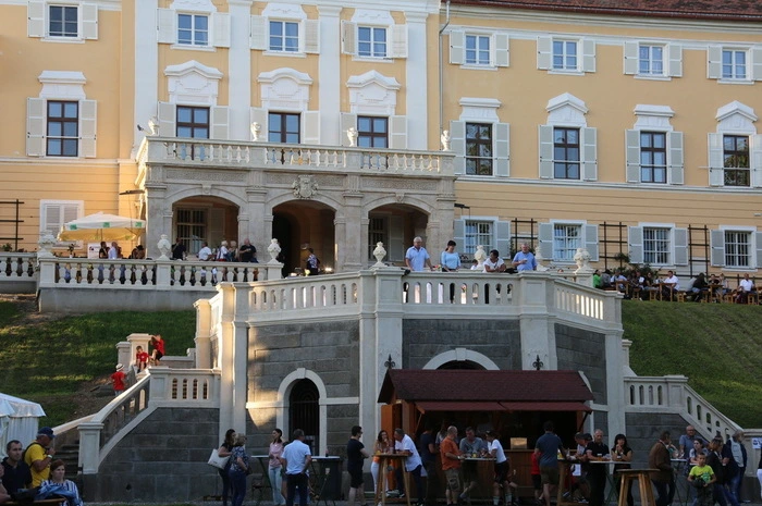 Gefeiert wurde im stimmungsvollen Ambiente des Schlossparks.