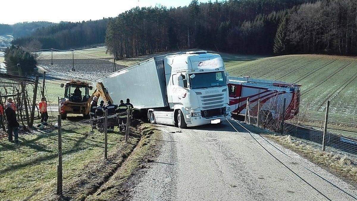 In einer Kurve geriet der Aufleger in den Graben - zwei Feuerwehrfahrzeuge mit Seilwinden und ein Bagger waren für die Bergung notwendig