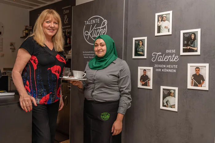 Die Leidenschaft fürs Kochen hatte Serife Sayin schon immer. Mit ihrem Integrationsprojekt "Talenteküche" – einer Vorausbildung für die Bereiche Küche und Service – hat Isabella Huber ihr geholfen aus der Leidenschaft einen Beruf zu machen. Mit Herbst startet die 25-jährige ihre Lehre in einem Grazer Hotel. "Isabella war mir bei der Suche nach einer Lehrstelle eine große Hilfe, dafür bin ich sehr dankbar", erzählt sie.