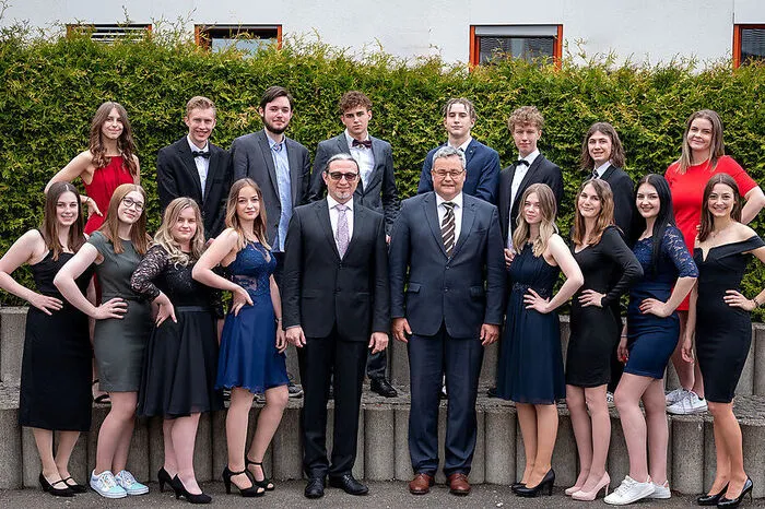 Die Maturantinnen und Maturanten vom Borg Kindberg sind stolz auf ihre Leistung.
