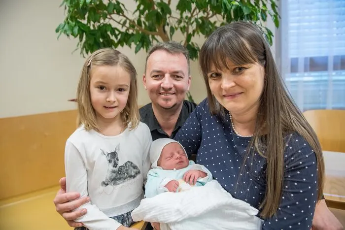 Der junge Mann mit seiner Schwester Anna und den Eltern Angelika Lackner und Reinhardt Altenburger