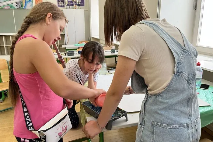 Volle Konzentration beim Mischen der Acrylfarben