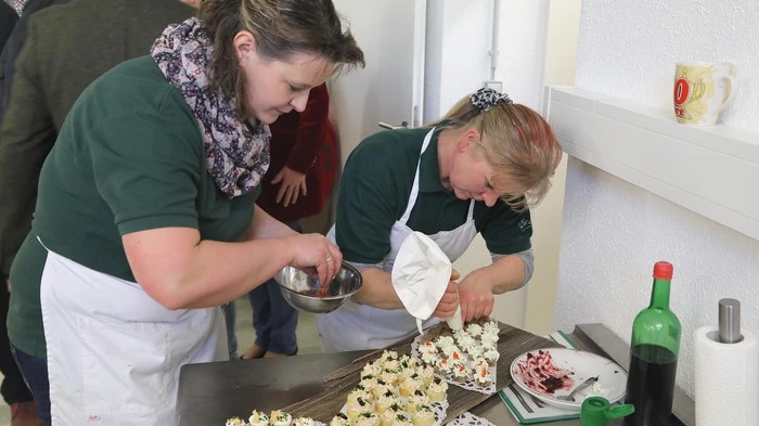 Nachdem die Bezirksstelle der Landwirtschaftskammer von Leoben nach Bruck übersiedelte und das Gebäude in der Parkstraße verkauft wurde, musste sich auch die Frisch KochSchule Leoben nach 13 Jahren ihres Bestehens neue Räumlichkeiten suchen.