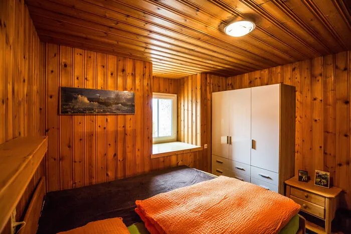 Das Turmzimmer im zweiten Stock ist heute mit Fichtenholz vertäfelt, eine Heizung ist eingebaut.