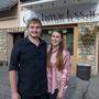 Lea Ahammer und Patrick Samek vor ihrem Restaurant „Geschnackssache“ in Augsdorf bei Velden