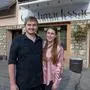 Lea Ahammer und Patrick Samek vor ihrem Restaurant „Geschnackssache“ in Augsdorf bei Velden