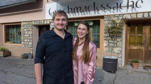 Lea Ahammer und Patrick Samek vor ihrem Restaurant „Geschnackssache“ in Augsdorf bei Velden
