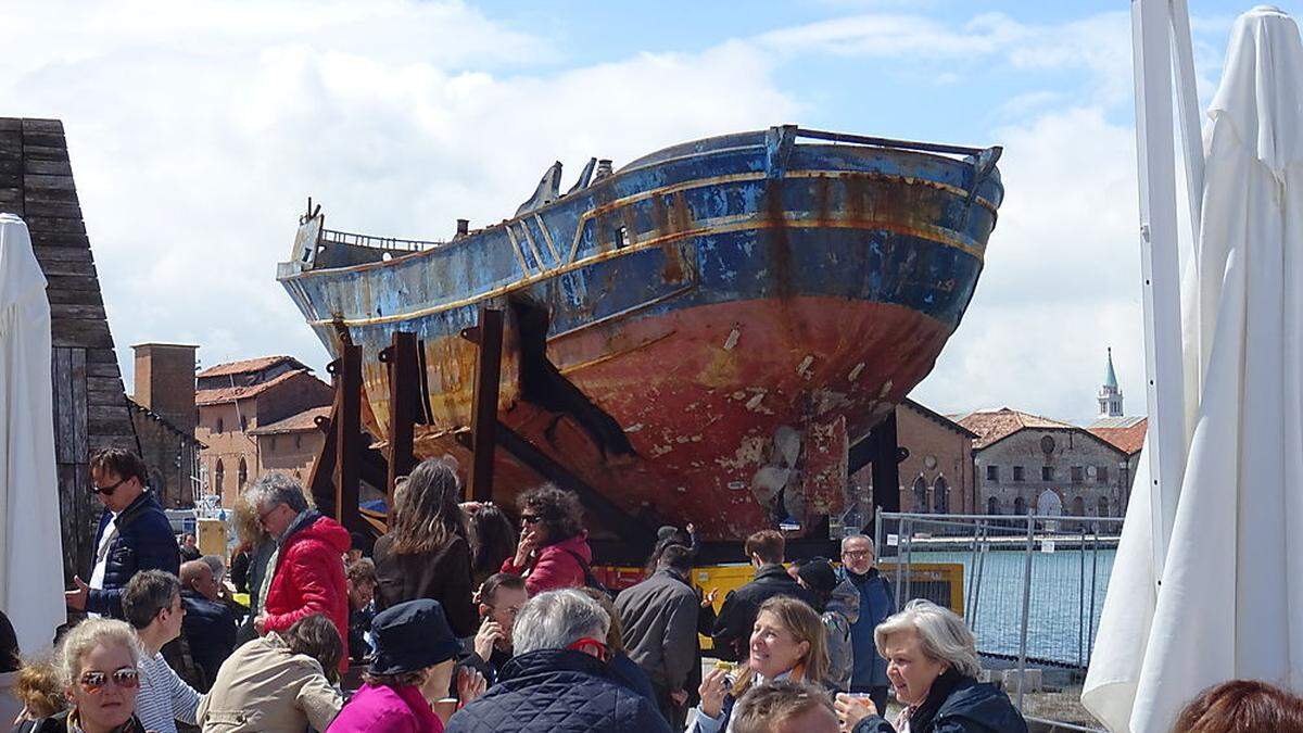 Fröhliche Kaffeehausatmosphäre vor dem umstrittenen Flüchtlingsschiff im Arsenal