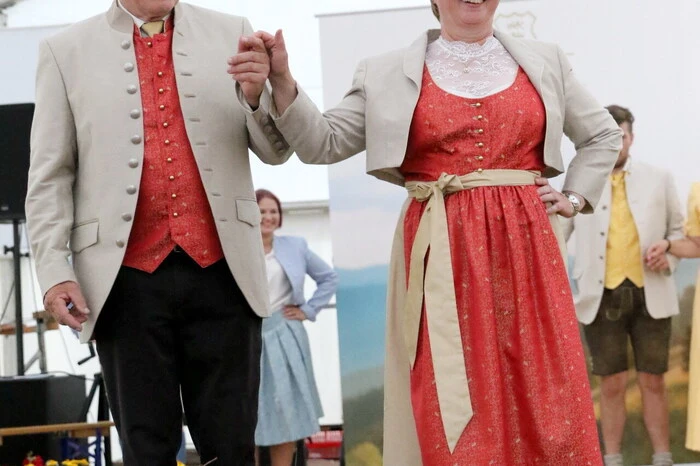 Mit einer Feldmesse, einem Frühschoppen und einer Modeschau (am Foto Bürgermeisterin Gabriele Dörflinger und Alt-Bürgermeister Hilmar Loitsch) fanden am Sonntag die Jubiläumsfeierlichkeiten einen würdigen Abschluss. 