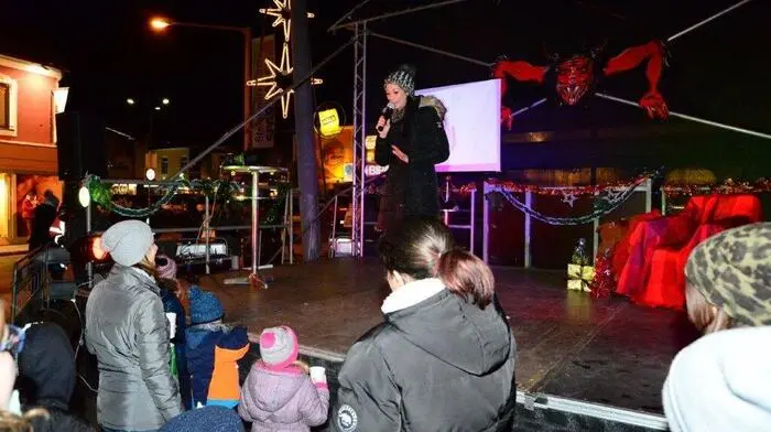 Am 5. Dezember wurde zum bunten Krampustreiben in Zeltweg geladen. Zuerst aber kam der Nikolaus, der für die Kinder kleine Geschenke dabei hatte.