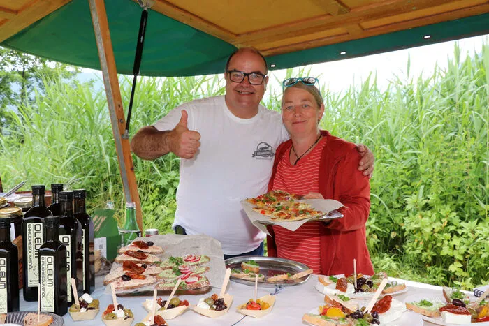 Simone Vaupel aus Velden mit Gerhard Satran (Landart und Lebensgenuss-Produkte wie Oliven, Feta, Olivenöl Flammkuchen und Mediterrane Teller)