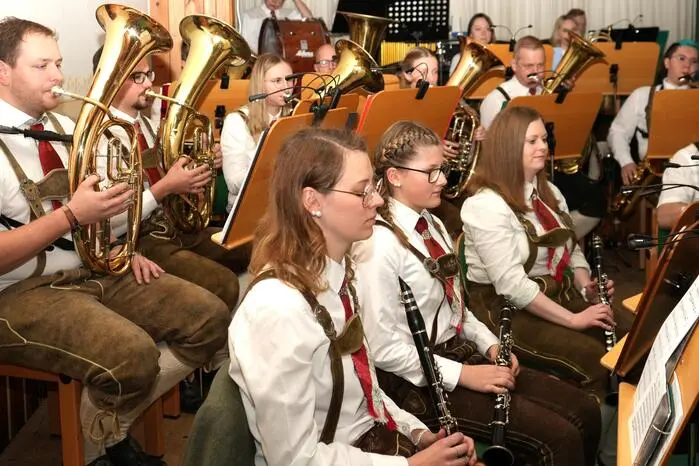 Gegründet wurde die Blasmusikkapelle im Jahr 1925 von den sieben Stübler-Brüdern, die den Grundstein für eine lange Tradition legten.