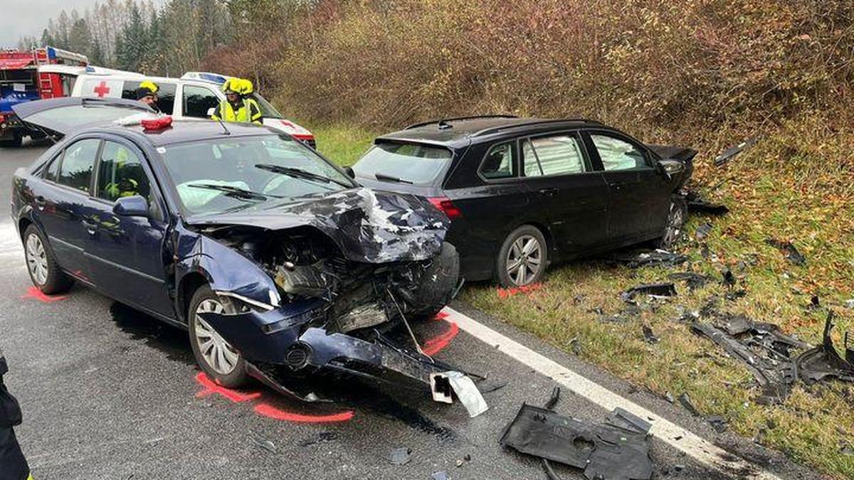 Die Lenker beider Autos wurden schwer verletzt