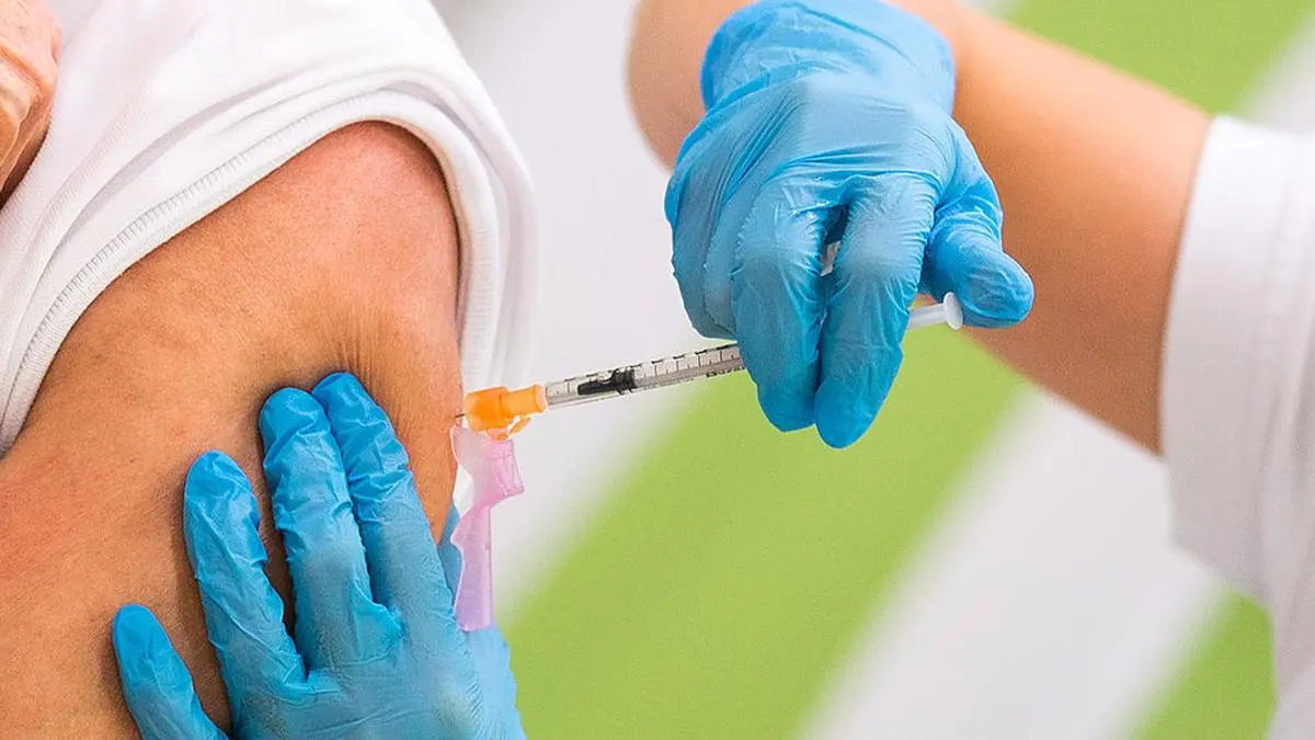 ABD0051_20201227 - WIEN - ÖSTERREICH: Impfung des Medizinischen Personals gegen das Coronavirus am Sonntag, 27. Dezember 2020, im Rahmen eines Medientermins anl. des Starts der Impfungen in einer Covid-Station des Kaiser-Franz-Josef-Spitals in Wien. - FOTO: APA/GEORG HOCHMUTH