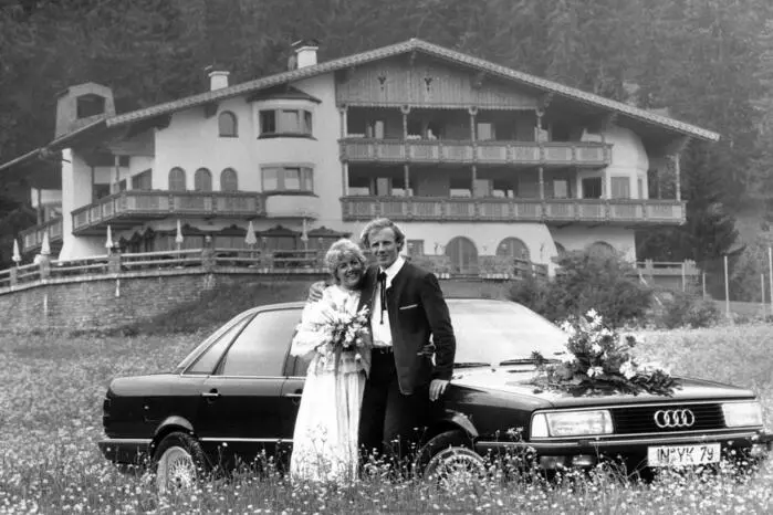 Ein Bild (1986) aus der Anfangszeit der Liebe von Harti Weirather und Hanni Wenzel. Der Österreicher und die Liechtensteinerin waren beide erfolgreiche Skifahrer. Es ist also wenig verwunderlich, dass auch ihre Tochter Tina Weirather - für Liechtenstein startend - große Erfolge feierte.