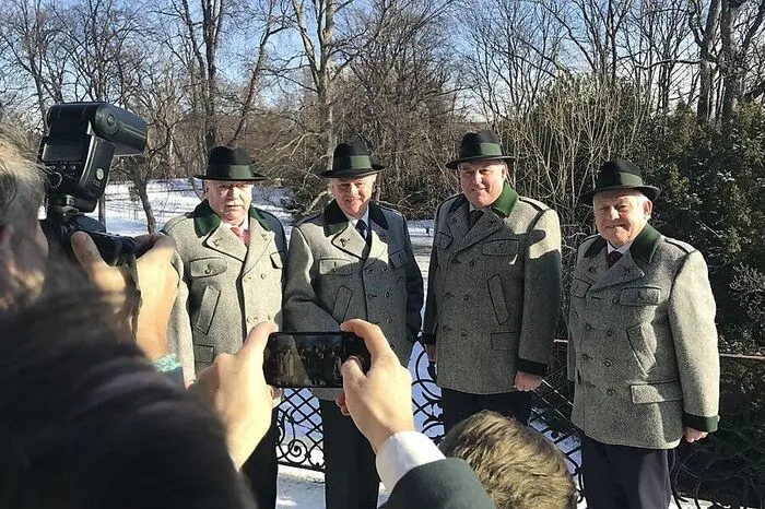 Um die Steirerbuam gab es ein Fotografengriss. Schützenhöfer schenkte den Geehrten jeweils einen "Schladminger" und einen Steirerhuat.