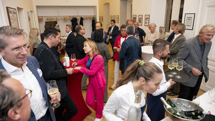 Beim Netzwerken wurden die Gäste mit steirischen Köstlichkeiten von Andreas Fuith und seinem Festwirte-Catering-Team rund um Thomas Neuhuber verwöhnt, begleitet von prickelndem Schlumberger und Gösser-Bier aus der Steiermark.