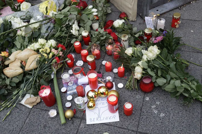 Menschen hasten am abgesperrten Tatort vorbei, sie suchen einen Ersatzweg zur Arbeit. Viele können es noch gar nicht fassen. Die blinde Gewalt hat Berlin an der Gedächtniskirche, dem Symbol für Krieg und Zerstörung, erreicht.  