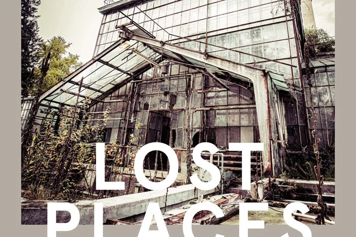 Die Wegbeschreibung stammt aus diesem Buch. Darin werden stimmungsvolle Orte abseits touristischer Pfade, die dem Verfall preisgegeben sind gezeigt: Lost Places geben Besuchern das Gefühl, in diesem Moment eine Geschichte festzuhalten, die bald endgültig vergessen sein könnte.  Hier finden Sie mehr Infos zum Buch!