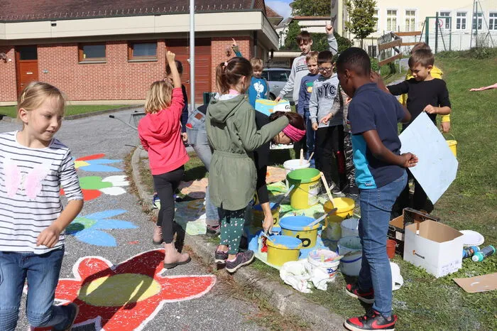 Die Kinder der Volksschule am Weizberg bereiten sich auf die Aktion vor.