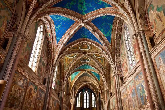 Basilika des Heiligen Franz von Assisi. Diese prächtige Kirche wurde zu Ehren des Gründers des Franziskanerordens erbaut. Dieser ist weltweit für einen besonders asketischen Lebensstil und den Verzicht auf weltliche Güter bekannt. Die Besucher erhalten einen von den Ordensbrüdern erstellten Audioguide, mit dem sie die Basilika im eigenen Tempo erkunden. Zu sehen gibt es unter anderem beeindruckende Fresken von Giotto, Cimabue, Simone Martini, Pietro Lorenzetti und anderen Künstlern des 13. und 14. Jahrhunderts. Der Besuch kostet pro Person günstige sieben Euro.