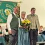 Hans Platzer, Elfi Rohringer und Bürgermeister Fabian Fluch bei der Verleihung der Goldenen Ehrennadel