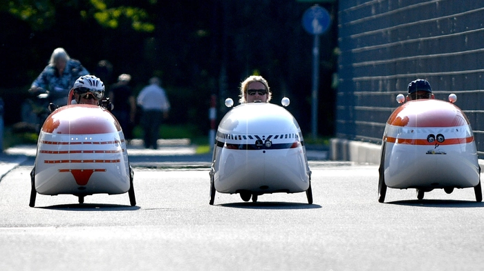 Sie kommen daher wie UFOs: Christian Bauer, Hubert Feik, Fritz Ladinig sind mit ihren Velomobilen unterwegs.