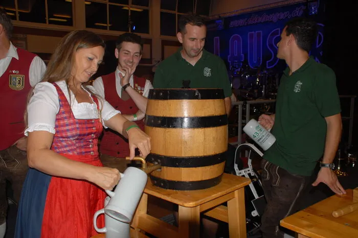 Unter dem Motto "MMuSi Oktoberfest" ging es in der örtlichen Sport- und Kulturhalle rund. Von der flotten Polka bis zu rockige Songs, vom traditionellen Marsch bis zu Schlager-Hits: Wie facettenreich die Blasmusik sein kann, zeigten die neun Gastkapellen mit mehr als 300 Musikerinnen und Musikern aus der gesamten Steiermark.