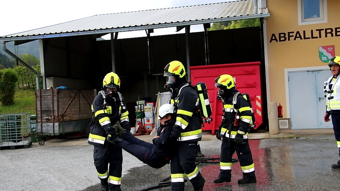 Der Feuerwehrabschnitt 2 des Bereichsfeuerwehrverbandes Voitsberg mit den Feuerwehren Kainach, Afling, Bärnbach, Geistthal, Krems, Södingberg, Stallhofen und Voitsberg sowie zusätzlich Graden und Mooskirchen hielt am Montag seine Frühjahrs-Abschnittsübung in Kainach ab.