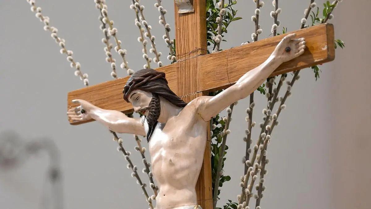 ABD0047_20180326 - WIEN - ÖSTERREICH: ++ THEMENBILD ++ Ein Kreuz mit Jesusfigur in einer Kirche in Wien. Der Karfreitag fällt auf den 30. März 2018. Christen gedenken an diesem Tag des Kreuzestodes Jesu Christi. - FOTO: APA/ROLAND SCHLAGER