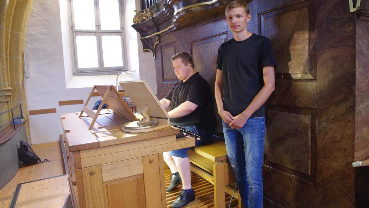 Organist Maurice Hierz (sitzend) und Pfarrgemeinderats-Vorsitzender Simon Hiden mit der Orgel der Pfarrkirche Krieglach