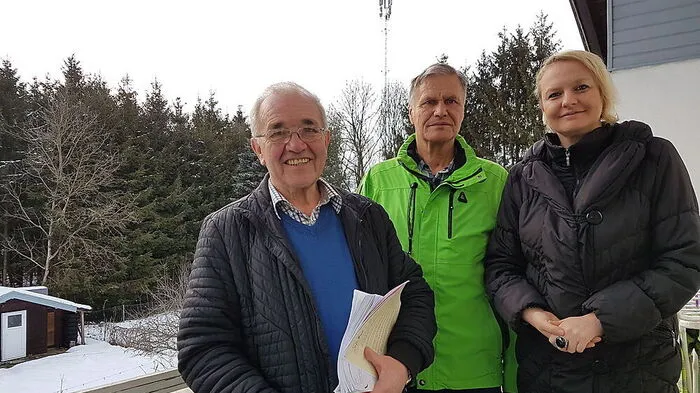 Kuhn mit Ronald und Tanja Baj. Der Handymast im Hintergrund ist keine 100 Meter vom Haus entfernt