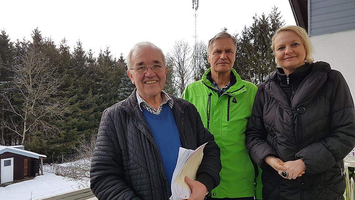 Kuhn mit Ronald und Tanja Baj. Der Handymast im Hintergrund ist keine 100 Meter vom Haus entfernt	