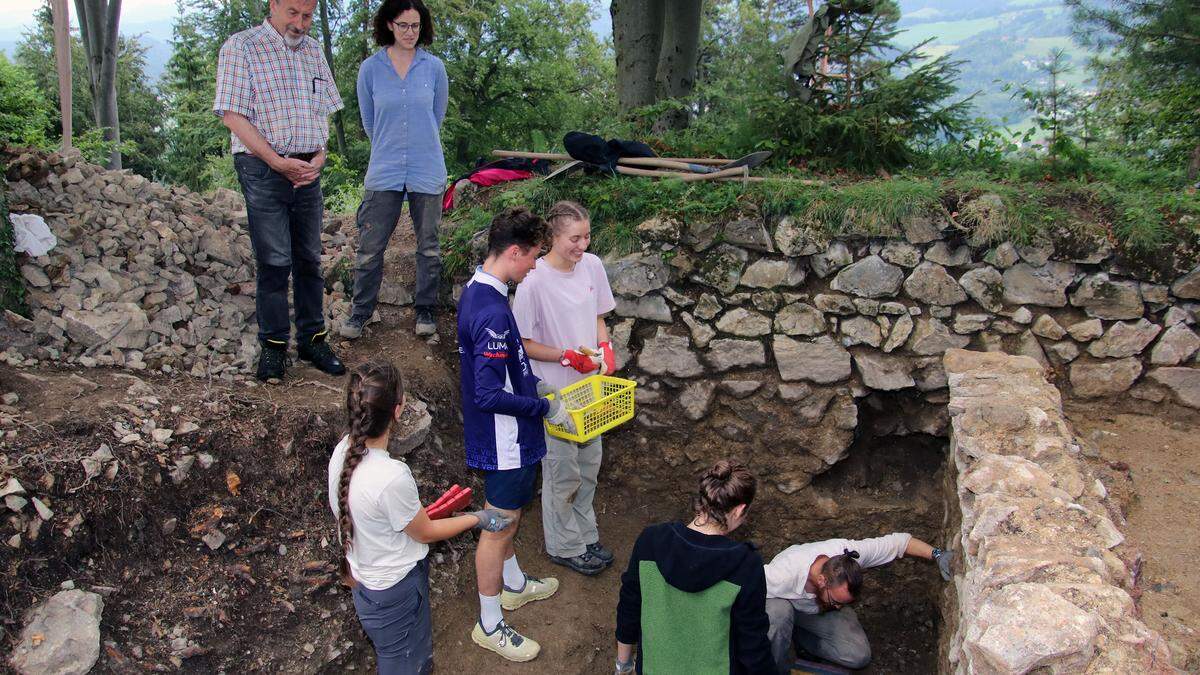 Das Forscherteam aus Graz führte gemeinsam mit Ernst Lasnik archäologische Grabungen am Franziskanerkogel durch