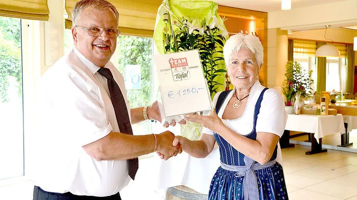 Willi Kahlbacher übergab einen Scheck an Karin Schenner