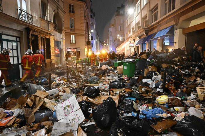 Seit Wochen streikt auch die Müllabfuhr, die Abfallberge trafen gestern auf die Verwüstung der Ausschreitungen