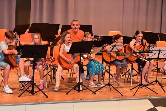 Asja Beck und Nadine Angerer (Violoncello) sowie Magdalena Pock (Klavier) freuten sich über Auszeichnungen. Zum Schluss spielte noch die Big-Band der Musikschule unter der Leitung von Herbert Bauer auf.
