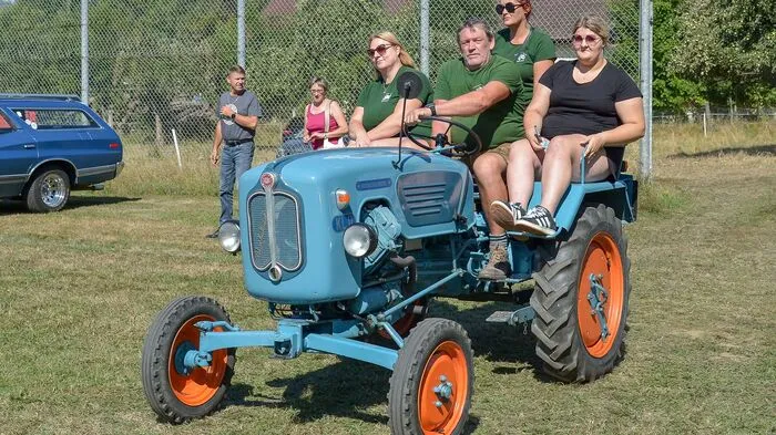 Unzählige gepflegte Oldtimer aller Kategorien präsentierten sich auf dem Festgelände. Wortgottesdienstleiterin Maria Wright segnete von einem Traktor aus die anwesenden Fahrzeuge. Beim anschließenden Frühschoppen in der voll besetzten Festhalle spielten die „Saggautaler Power“ flott auf. Für Speis und Trank war bestens gesorgt.