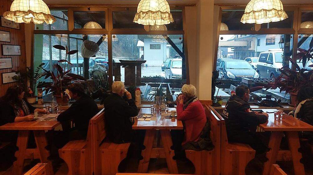 In der Pizzeria-Bar Stella in Tarvis, nahe des Grenzübergangs Thörl-Maglern, trifft man derzeit hauptsächlich Gäste aus Kärnten