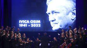 Gedenkfeier für Ivica Osim in seiner Heimatstadt Sarajevo, wo er seine letzte Ruhestätte fand