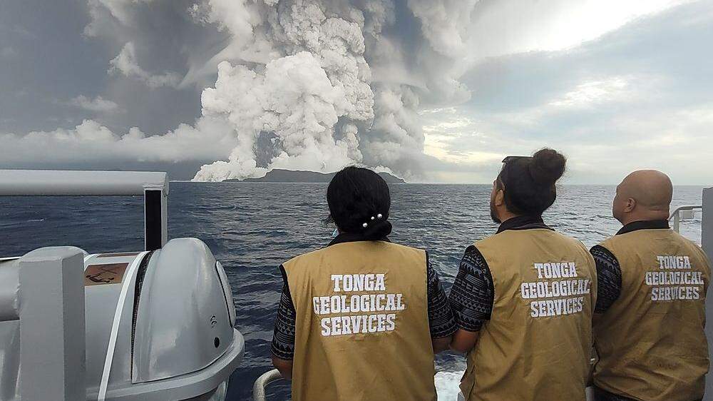 Ein dunkler Himmel voller Asche: Das geologische Institut der Tonga-Inseln postete dieses eindrucksvolle Foto wenige Tage vor dem großen Ausbruch auf seiner Facebook-Seite